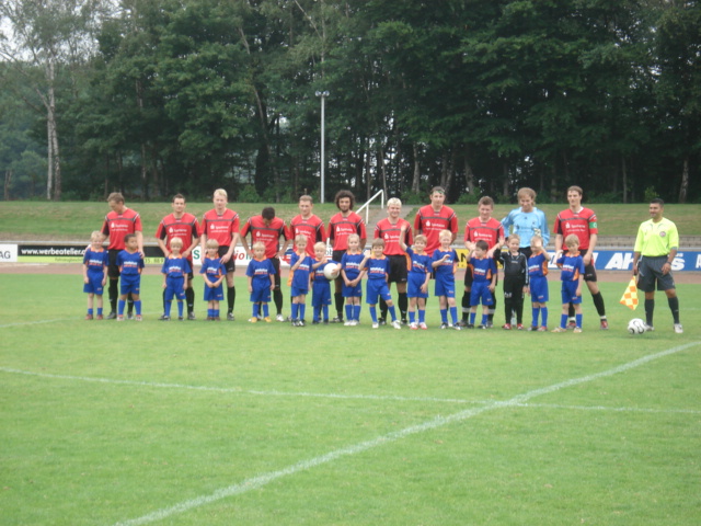 Einlaufen der 1. Mannschaft mit den Minis und der Mädchenmannschaft des TuS Hiltrup im Heimspiel gegen Brakel.